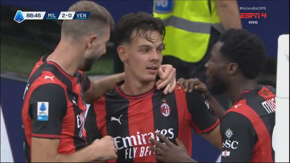 Gol contra do Venezia! Milan aproveita desvio infeliz de Halhal e faz 2 a 0 no San Siro