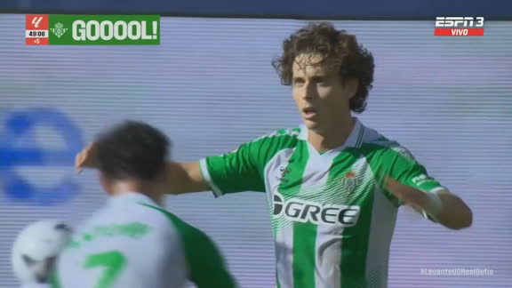 ¡Dos cabezazo en el área, es gol! Riquelme marcó el 2-2 para el Betis