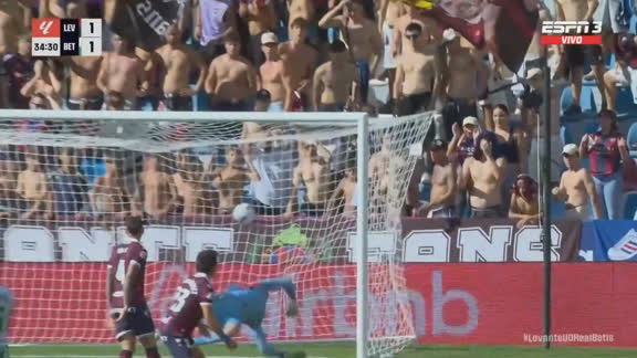 ¡Pasó de todo en el área y después Bartra la clavó en el ángulo!