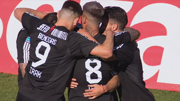 González, de cabeza, puso el 1-0 para Riestra sobre Vélez