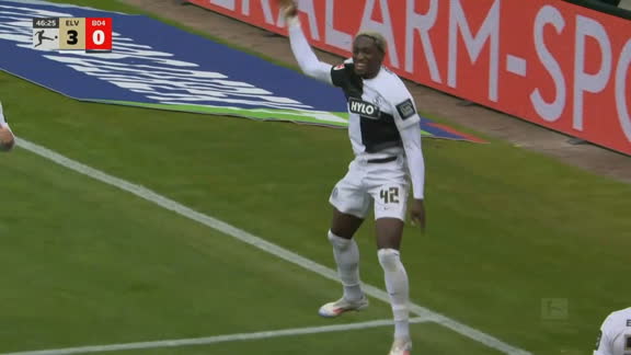 ¡Olfato de goleador! Mokwa Ntusu marcó el tercero ante Bayer Leverkusen