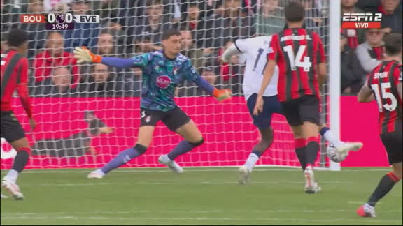 ¡Impresionante atajada de Petrovic para salvar a Bournemouth!