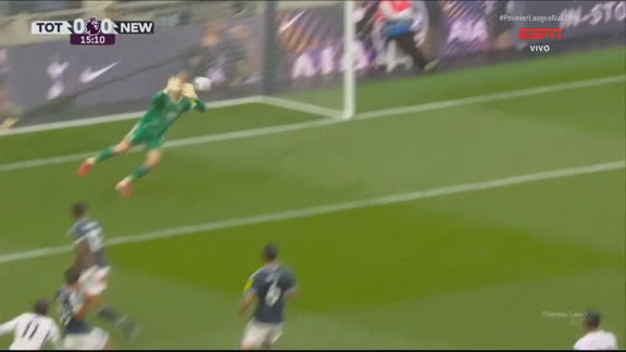 DEFESA IMPRESSIONANTE! Tel tira a marcação e chuta forte, mas Hornícek impede o gol