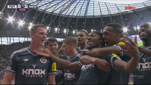 Gol do Newcastle! Elanga recebe na grande área, gira e abre o marcador contra o Tottenham