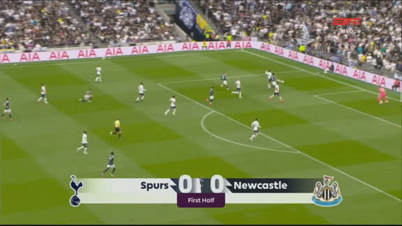 Bola em jogo e Newcastle já assusta! Elanga tenta encobrir goleiro do Tottenham, mas erra finalização