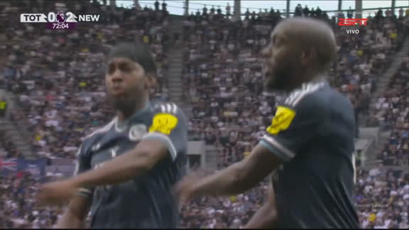 GOLAÇO DO NEWCASTLE! Wissa manda uma 'puxeta' na pequena área e amplia contra o Tottenham