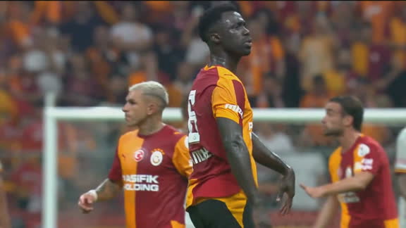 Galatasaray empata o jogo! Em cobrança de falta, bola bate em Davinson Sánchez e 'mata' o goleiro; VEJA