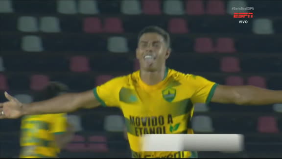 Gol do Cuiabá! Kauan Cristtyan recebe 'cruzamento de cinema', desvia de cabeça e faz 2 a 1 contra o Botafogo-SP
