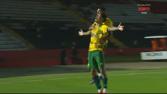 Gol do Cuiabá! Vitor Mendes pega sobra na área e faz 1 a 0 contra o Botafogo-SP