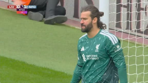 DEFESAÇA DE ALISSON! Igor Jesus desvia, e goleiro do Liverpool evita o segundo do Forest; VEJA