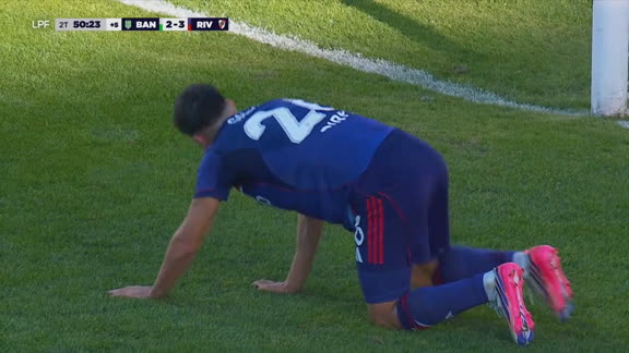 Galván reventó el travesaño en la última