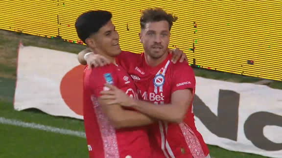 ¡Con un cabezazo goleador de Verón, Argentinos recuperó la ventaja en La Paternal!