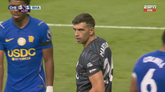 ¡Impactante atajada del Dibu Martínez ante Diego Goméz en Stamford Bridge!