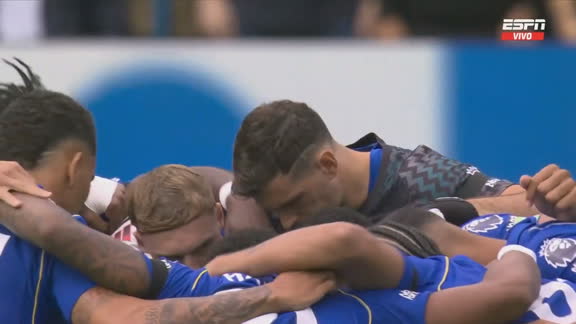 Cálido recibimiento al Dibu Martínez en Stamford Bridge
