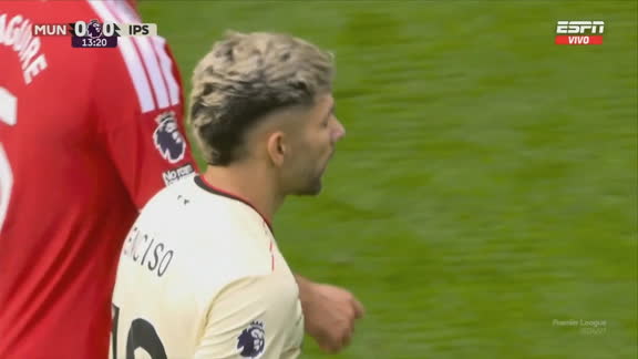 ¡Lo tuvo Julio! Enciso, cerca de abrir el marcador ante el United en Old Trafford