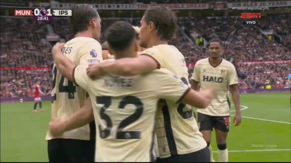 GOLAÇO do Ipswich! Fatawu entorta Luke Shaw com caneta absurda e serve Davis, que castiga o Manchester United; VEJA