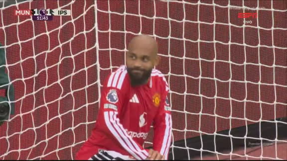 INACREDITÁVEL! Mbeumo perde gol em cima da linha e choca torcida do Manchester United; VEJA