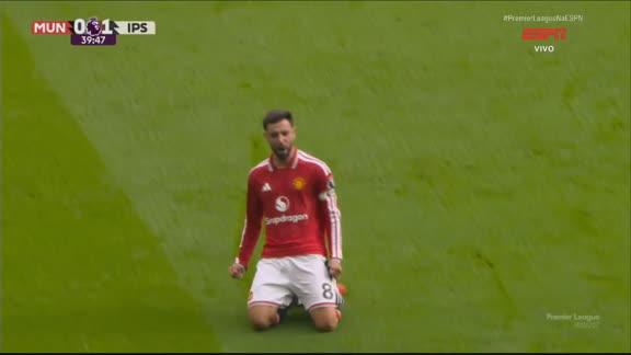 Gol do Manchester United! Matheus Cunha aproveita falha da defesa e serve Bruno Fernandes, que empata contra o Ipswich; VEJA