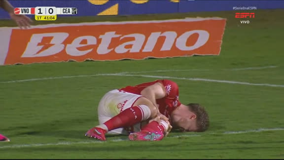 Cenas fortes! Breno Borba, autor do gol do Vila Nova, pisa em falso e cai sentindo o joelho; VEJA