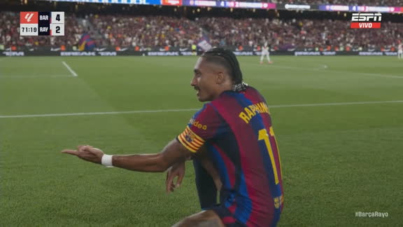 Tacazo tremendo de Gordon y gran gol de Raphinha para el Barcelona