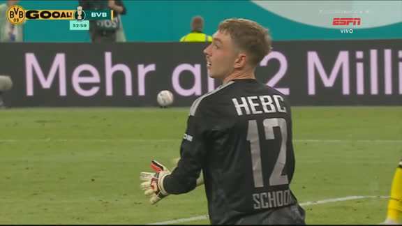 Gol do Borussia! Janek Wrede tenta tirar a bola, marca gol e abre o placar contra o Hamburg