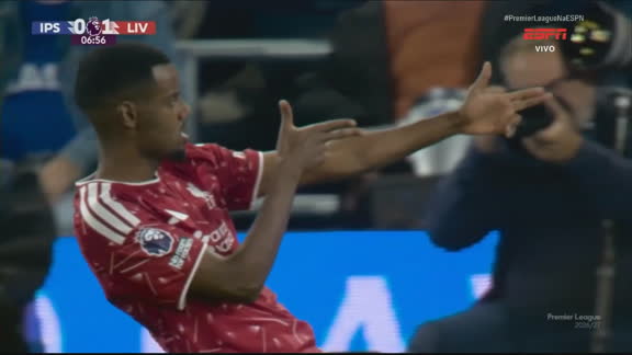 Gol do Liverpool! Isak recebe de Gakpo e enche o pé para abrir o placar contra o Ipswich