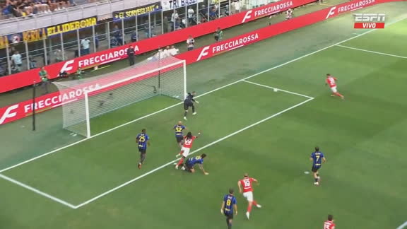 ¡Tremenda doble atajada del arquero de Inter!