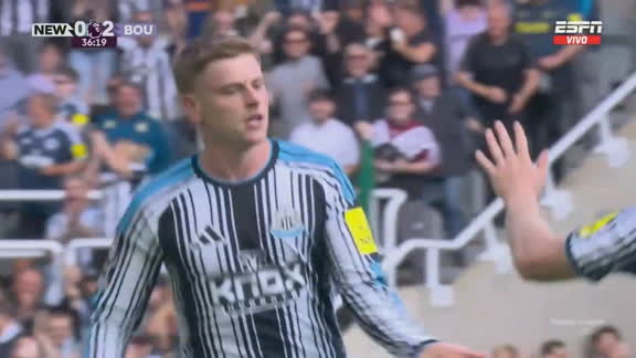 Newcastle sacó del medio y descontó con un golazo de Barnes