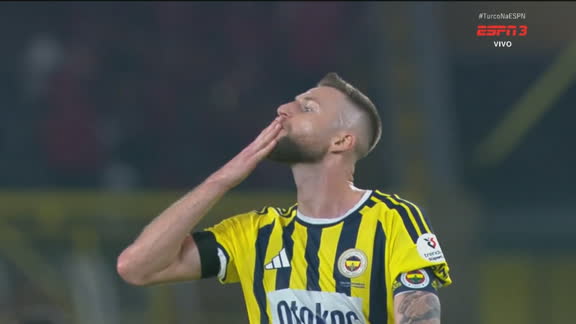 Gol do Fenerbahçe! Skriniar abre o placar no clássico após confusão dentro da área