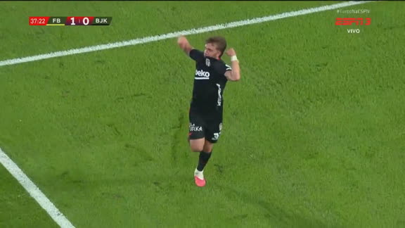 Gol do Besiktas! Yilmaz recebe na grande área e chuta cruzado para empatar o clássico