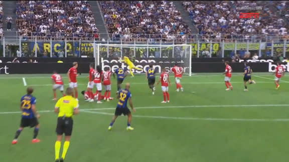 NO TRAVESSÃO! Dimarco cobra falta quase perfeita e por pouco não abre o placar contra o Napoli