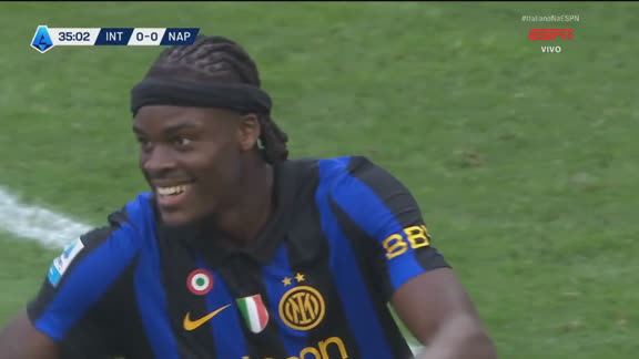 SERIA UM GOLAÇO! Bisseck vai para a área, dá caneta, mas finaliza para fora