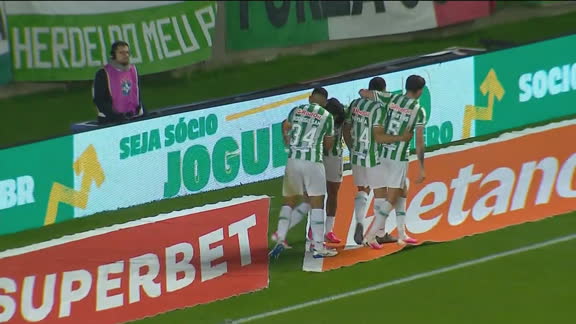 Gol do Juventude! Mandaca recebe 'presente' do goleiro, pega rebote e faz 2 a 1 contra o Atlético-GO; VEJA