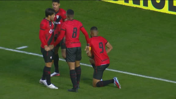 Gol do Atlético-GO! Gustavo Coutinho recebe na entrada da área e abre o placar contra o Juventude; VEJA
