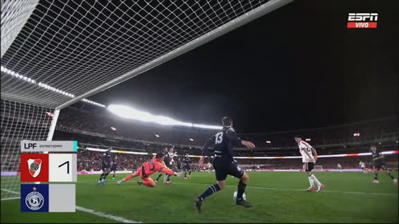 ¡Jugadón colectivo de River y salvada providencial en la línea de Osella!