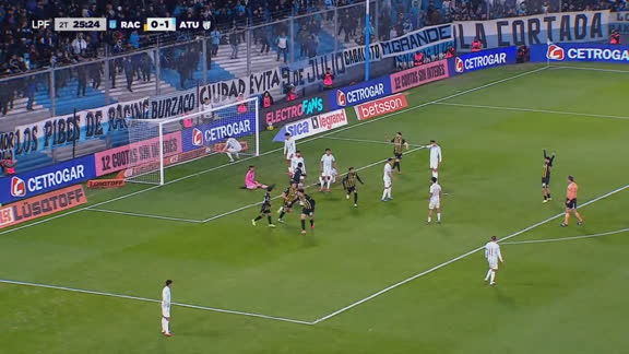 Tras una carambola en al área, Leonel Pérez clavó el 1-1 para Racing