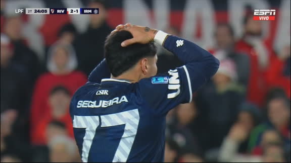¡Uhhh! Sequeira sacó un derechazo espectacular y el travesaño salvó a River