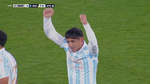 Ruiz apareció solo en el área de Racing y puso el 2-1 para Atlético Tucumán