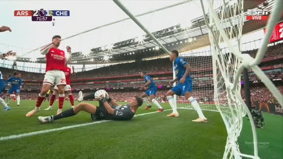 ¡Dibu Martínez evitó sobre la línea el tercer gol del Arsenal!
