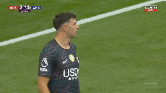 Dibu Martinez y una gran atajada ante Saka para evitar el tercero del Arsenal