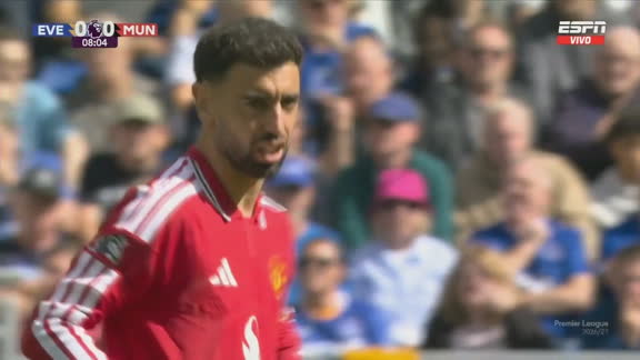 ¡Bruno Fernandes explotó el travesaño ante el Everton!