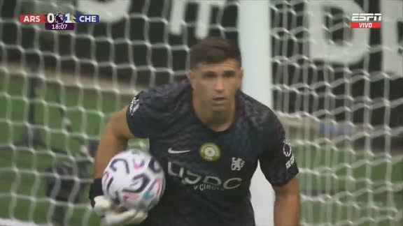 Dibu Martínez le ganó el duelo a Saka y salvó al Chelsea