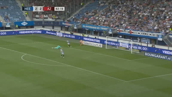 Oufkir, con su primer balón del partido, pica para el 2-3 del AZ Alkmaar
