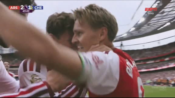 Gol do Arsenal! É a virada dos Gunners! Odegaard aparece na grande área para fazer 2 a 1