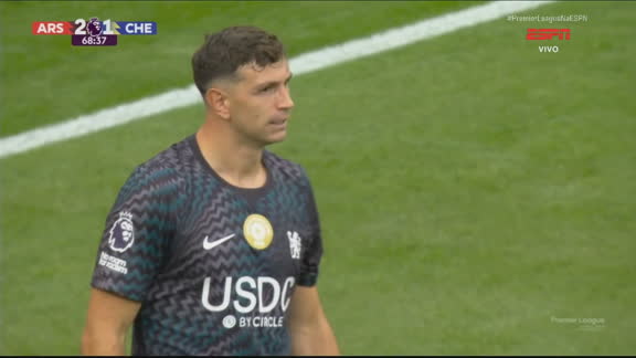 Grande defesa de Martínez! Saka tenta finalização cruzada, e goleiro do Chelsea evita o gol