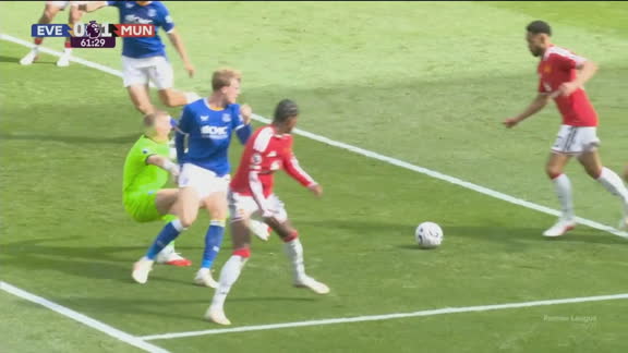 Seria um golaço! Rashford deixa três marcadores para trás, rola para Matheus Cunha, mas Tarkowski salva o Everton