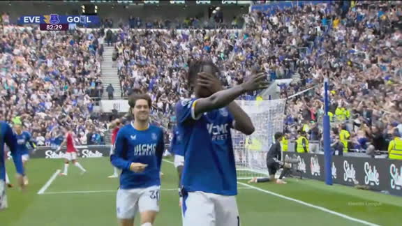 GOLAÇO DO EVERTON! Tyrique George enche o pé e acerta um chutaço para empatar contra o Manchester United