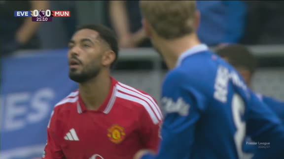 Matheus Cunha manda longe! Rashford chega na linha de fundo, rola para trás, mas brasileiro isola