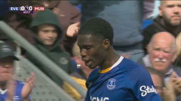 Para fora! Barry sobe mais alto do que Maguire, mas cabeceia por cima do gol de Lammens