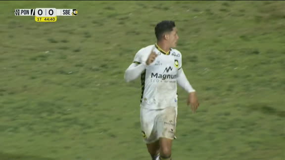 Gol do São Bernardo! Rodrigo Ferreira pega sobra na área, dá 'tacada de sinuca' e abre o placar contra a Ponte Preta